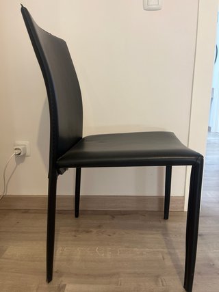 Silla de piel negra moderna