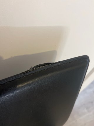 Silla de piel negra moderna