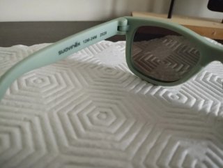 Gafas de sol polarizadas Suavinex verdes.