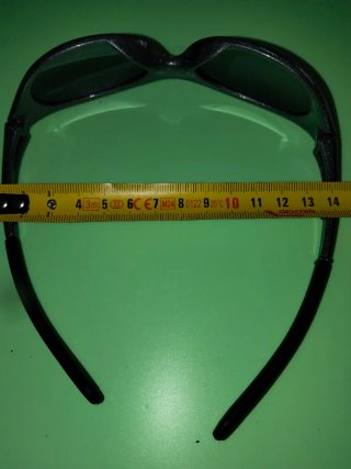 Gafas de sol negras y verdes