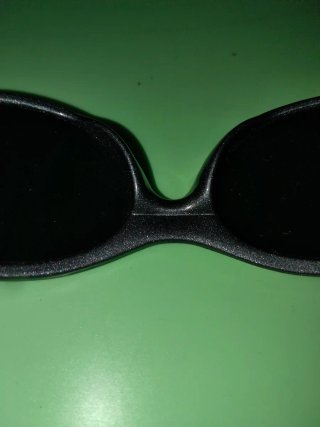 Gafas de sol negras y verdes
