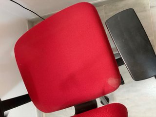 Silla de estudio roja