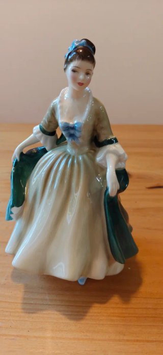 Figura porcelana Royal Doulton Elegance