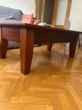 2 Tavoli: 1 da centro in legno e un altro ausiliario