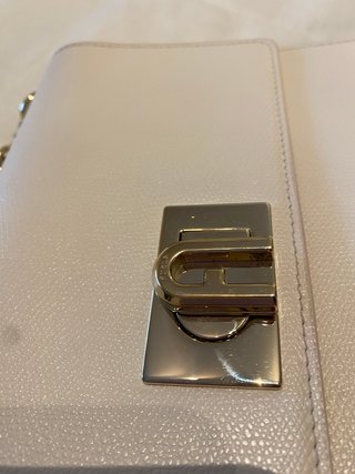 Bolso clutch blanco marca Furla de piel