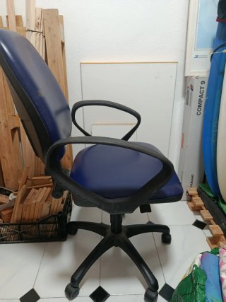 Silla de escritorio azul y negra