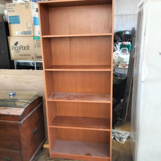 Estantería de madera marrón