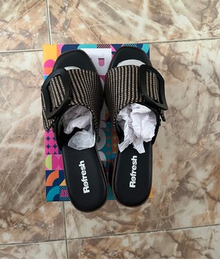 Sandalias Refresh pala beige y negro