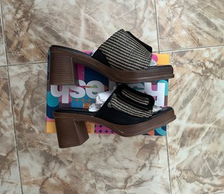 Sandalias Refresh pala beige y negro