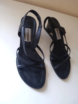 Sandalias negras de tiras