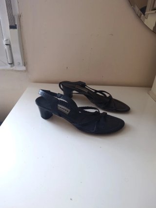 Sandalias negras de tiras