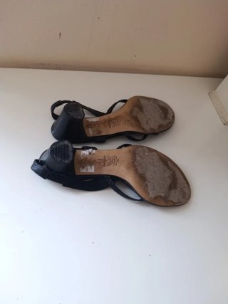 Sandalias negras de tiras