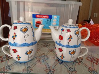 Lote 2 teteras con taza cerámica.