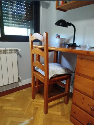 Escritorio de pino con estanterías