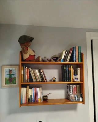 Escritorio de pino con estanterías