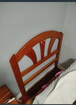 Escritorio de pino con estanterías