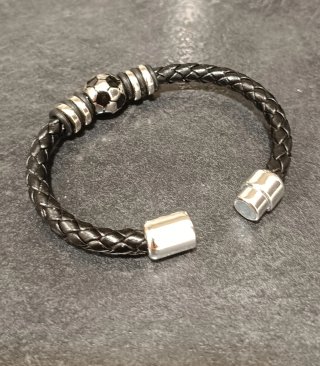 Pulsera trenzada cuero con balón fútbol 19 CMS.