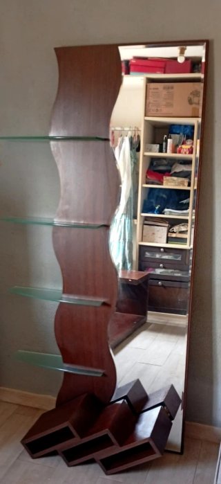 Espejo ondulado en base de madera para entrada