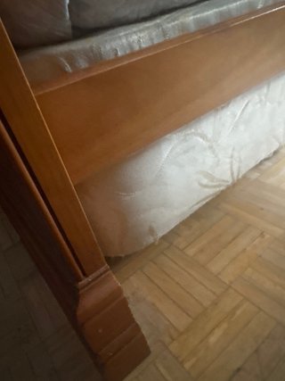 Cama de madera con cabecero y larguero