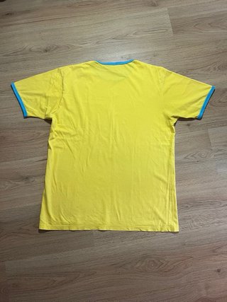 Camiseta amarilla y azul estampada