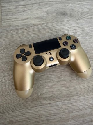 Playstation 4 en buen estado con mandos y juegos