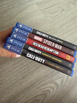 Playstation 4 en buen estado con mandos y juegos