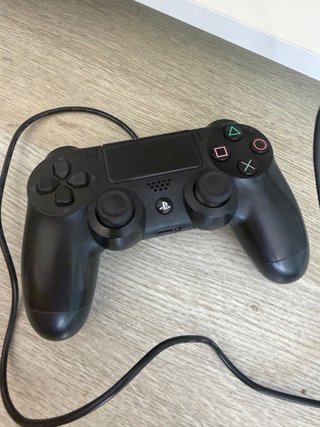 Playstation 4 en buen estado con mandos y juegos