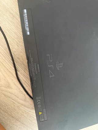 Playstation 4 en buen estado con mandos y juegos