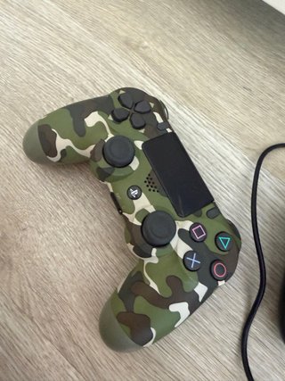 Playstation 4 en buen estado con mandos y juegos