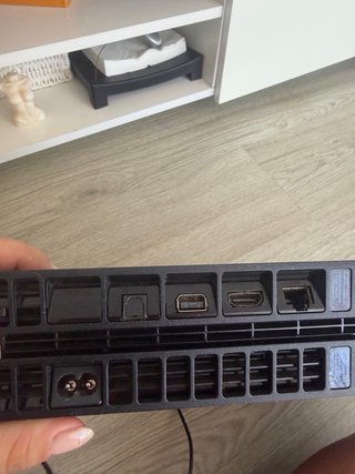 Playstation 4 en buen estado con mandos y juegos