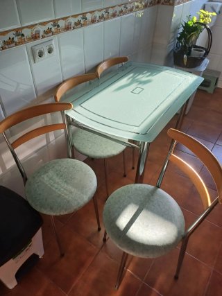 Mesa cristal + 4 sillas. Precio negociable