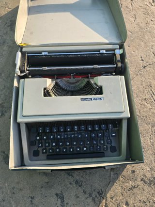 Máquina de escribir Olivetti Dora portátil