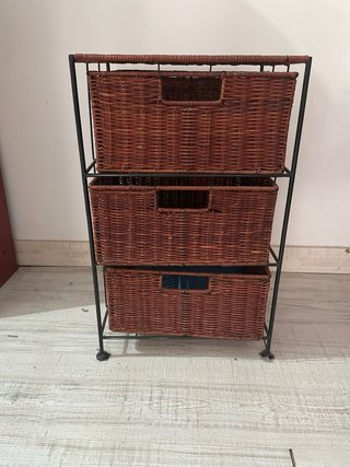 Set di due tavolini ausiliari in vimini e metallo