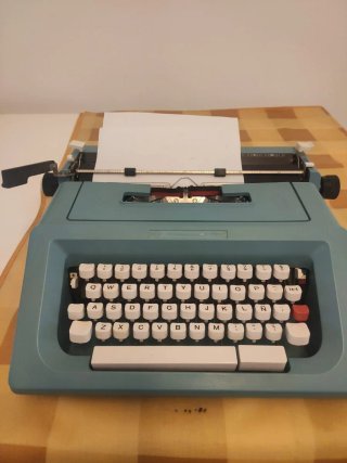 Máquina de escribir Olivetti azul