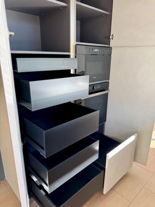 Cocina exposición gris claro y madera