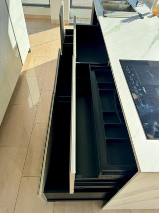Cocina exposición gris claro y madera