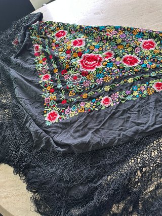 Mantón de Manila bordado negro