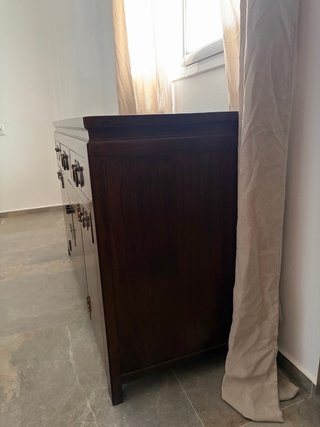 Cómoda de madera con herrajes dorados