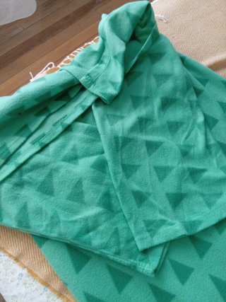 Bata - Manta de sofá verde con triángulos
