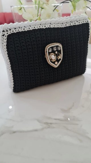 Pochette nera con dettagli argento
