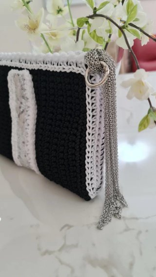 Pochette nera con dettagli argento