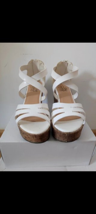 Sandalias de cuña blancas
