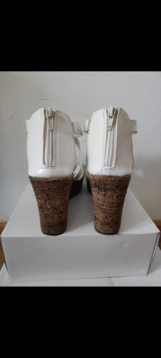 Sandalias de cuña blancas