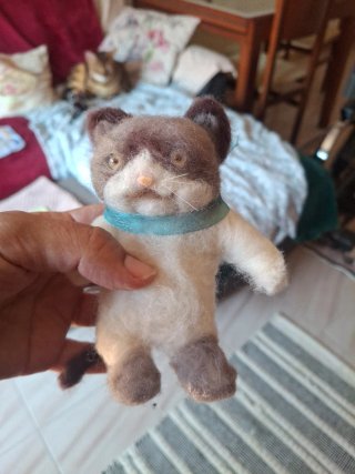 Peluche gato fieltro hecho a mano