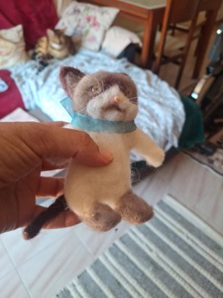 Peluche gato fieltro hecho a mano