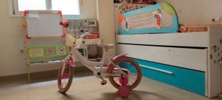 Bicicleta infantil blanca con ruedines