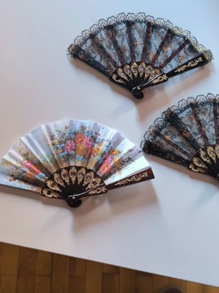 Abanicos artesanales negros y multicolor sin usar