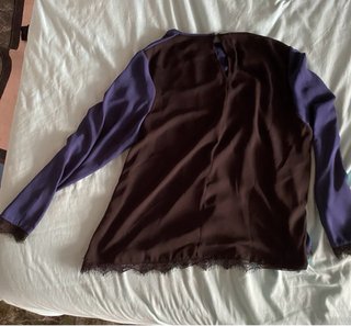Blusa morada con encaje negro