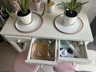 Mesa de cocina blanca con sillas rosas