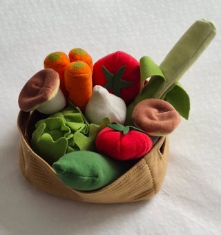 Cesto con verdure in stoffa